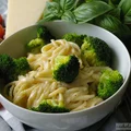 Spaghetti z brokułami w sosie serowym