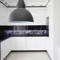 Biało czarna kuchnia z grafiką na szkle