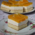 Biszkopt z masą serową i brzoskwiniami