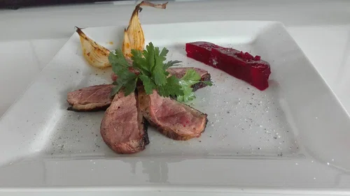 Piersi z kaczki z galaretką z buraka