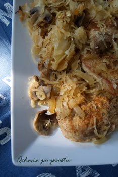 Schab pieczony w kapuście kiszonej z pieczarkami