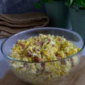 Sałatka z makaronem orzo i kiełbasą krakowską