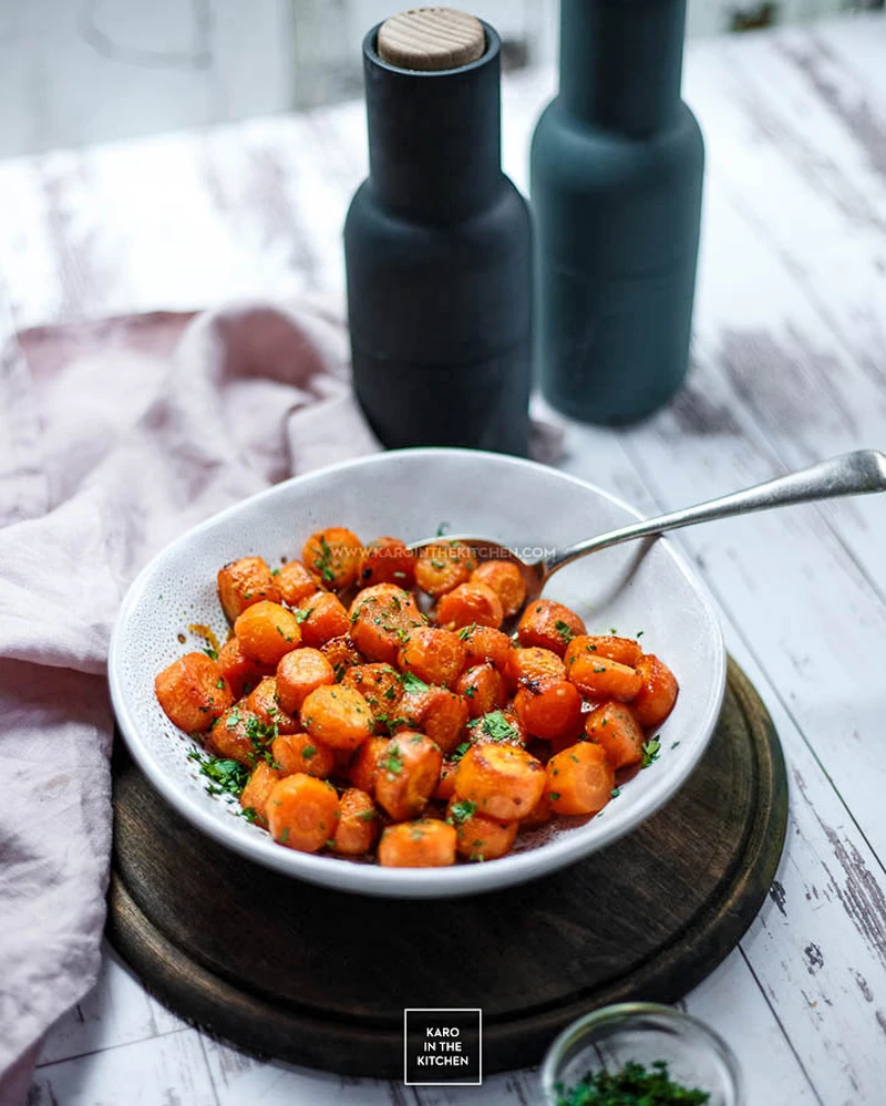 Marchewka pieczona do obiadu – z masłem, czosnkiem, pomarańczą i Srirachą