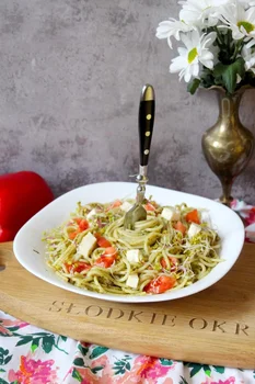 Spaghetti z zielonym pesto, serem i pomidorami