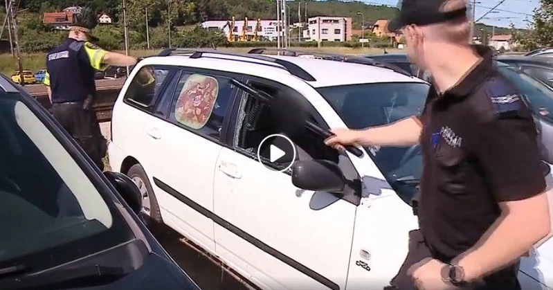 2-latek pozostawiony w nagrzanym samochodzie. Zobacz wideo z interwencji Policji