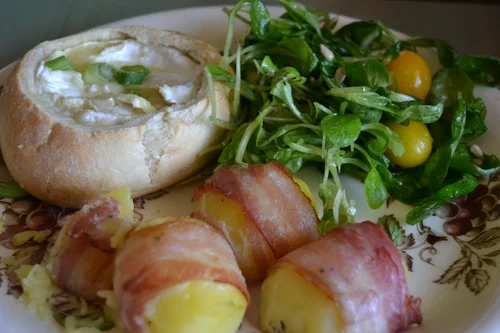 Zapiekany Camembert z ziemniakami i boczkiem