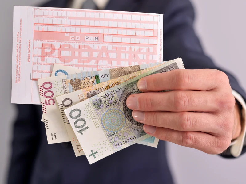 Członek rodziny za granicą - Czy wlicza się go w dodatek osłonowy?