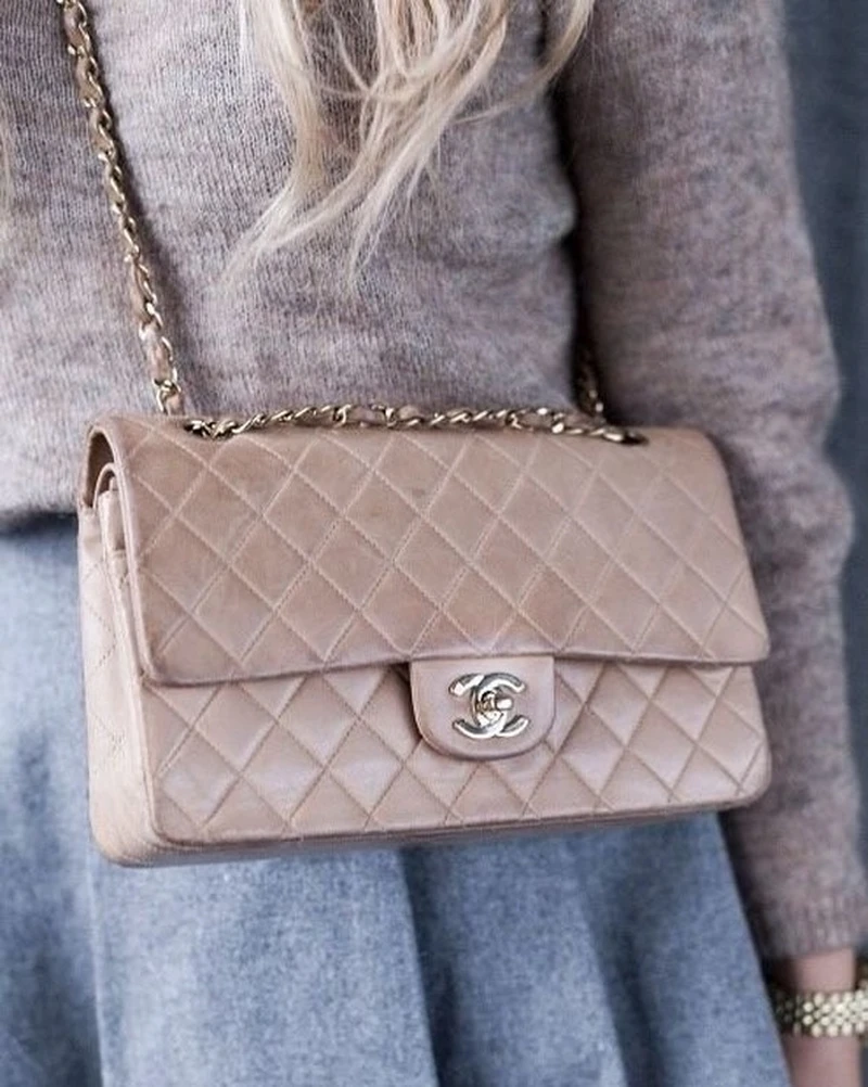 Lakierowana beżowa torebka od Chanel
