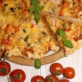 Prosta pizza z szynką, papryką i pieczarkami