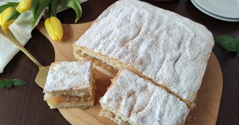 Szybki jabłecznik biszkoptowy.