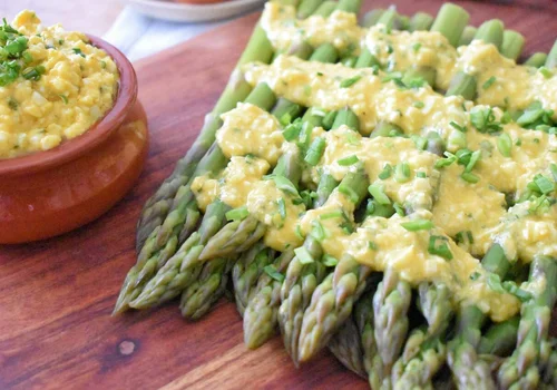 Szparagi z jajecznym sosem bolzańskim