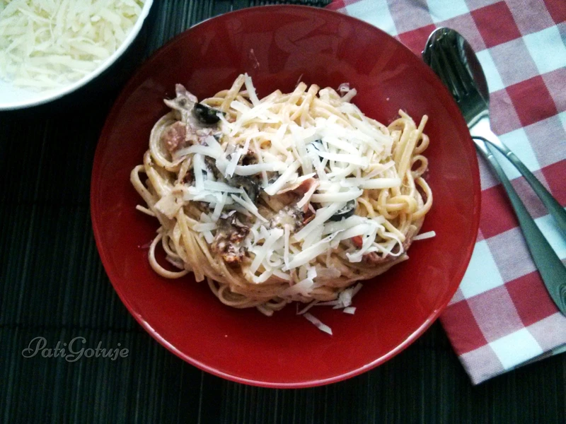 Spaghetti z suszonymi pomidorami, szynką parmeńską i oliwkami