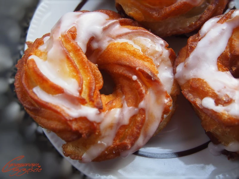 Gniazdka, pączki hiszpańskie, pączki wiedeńskie