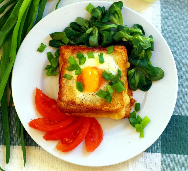 Tost zapiekany z jajkiem