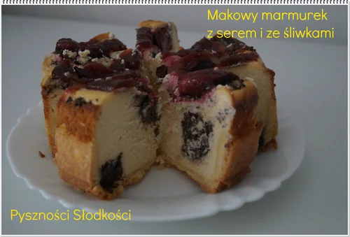 Makowy marmurek z serem i ze śliwkami