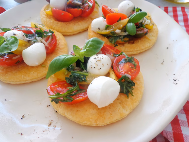 Pizzette z ciasta francuskiego z marynowanymi pomidorkami