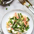 Omlet ze szparagami, łososiem i fetą