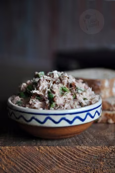 Pasta z tuńczykiem, rukolą i suszonymi pomidorami