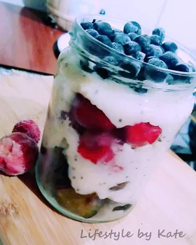 budyń jaglany z chia i owocami