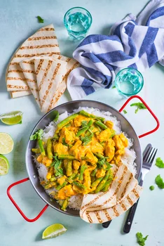 ŻÓŁTE CURRY Z ZIELONĄ FASOLKĄ SZPARAGOWĄ