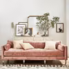 Sofa w pudrowym różu