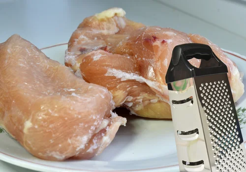 Zamrożonego kurczaka ścieram na tarce! Ten błyskawiczny przepis robi furorę