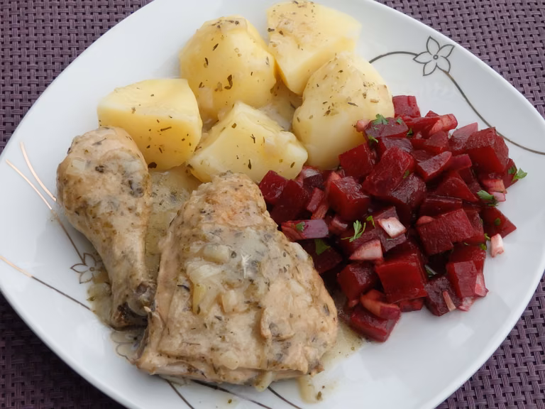 Kurczak duszony z cebulką i majerankiem