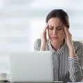 Przy bólu głowy nie rób jednej rzeczy – to tylko nasila migrenę!