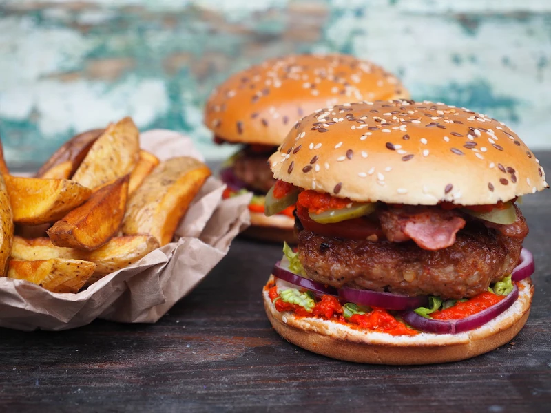 Hamburger wieprzowy z ajvarem