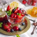Sałatka owocowa z miętą i dressingiem miodowo-cytrusowym