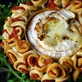 Zapiekany camembert ze skrętkami drożdżowymi