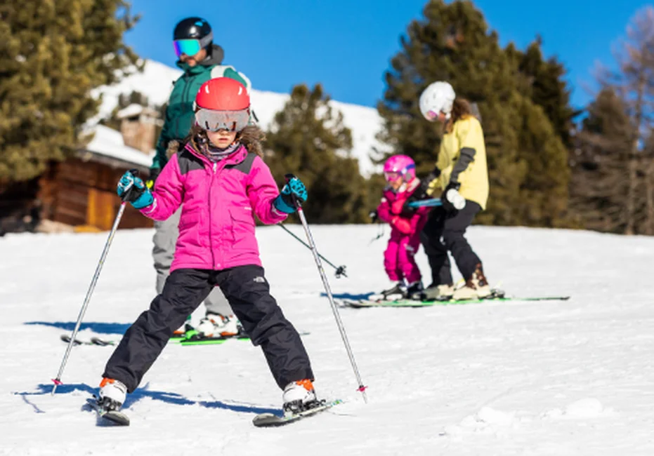 Terminy ferii zimowych 2023. Kiedy jechać na narty z dziećmi?