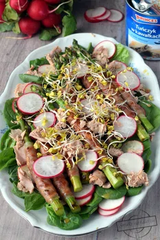 Wiosenna sałatka ze szparagami, szpinakiem i tuńczykiem