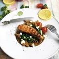 Grillowany łosoś ze szpinakiem i serem feta