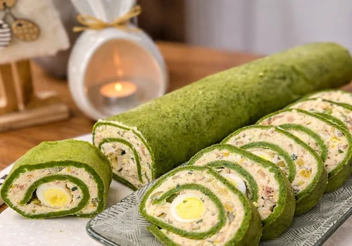 Rolada szpinakowa z sałatką z tuńczyka i jajeczkami