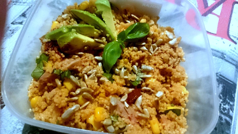 fit lunch box: kuskus z suszonymi pomidorami, kurczakiem wędzonym i świeżą bazylią
