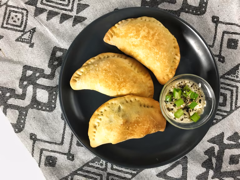 Wegańskie pierogi pieczone z brokułami