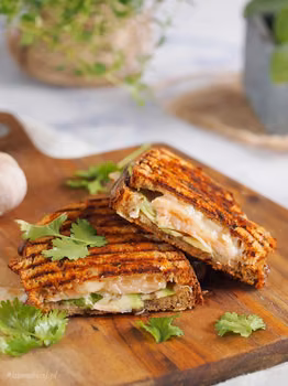 Tost z łososiem, awokado i mozzarellą