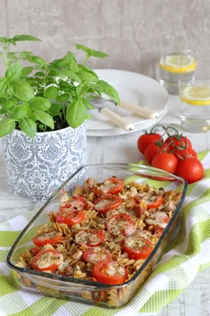 Zapiekanka makaronowa z kurczakiem, pieczarkami, pomidorami i mozzarellą