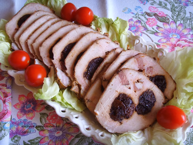 Schab ze śliwką i boczkiem. Domowa wędlina, danie obiadowe.