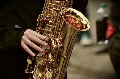 Dzień Saksofonu: Jak Ten Instrument Zmienił Świat Muzyki