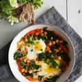 Szakszuka z jarmużem i ciecierzycą
