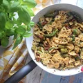 MAKARON ZE SZPARAGAMI, SUSZONYM POMIDOREM, BAZYLIĄ, SŁONECZNIKIEM I OLIWKAMI