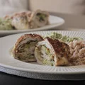 Roladki z brokułem i mozzarellą na purre brokułowym