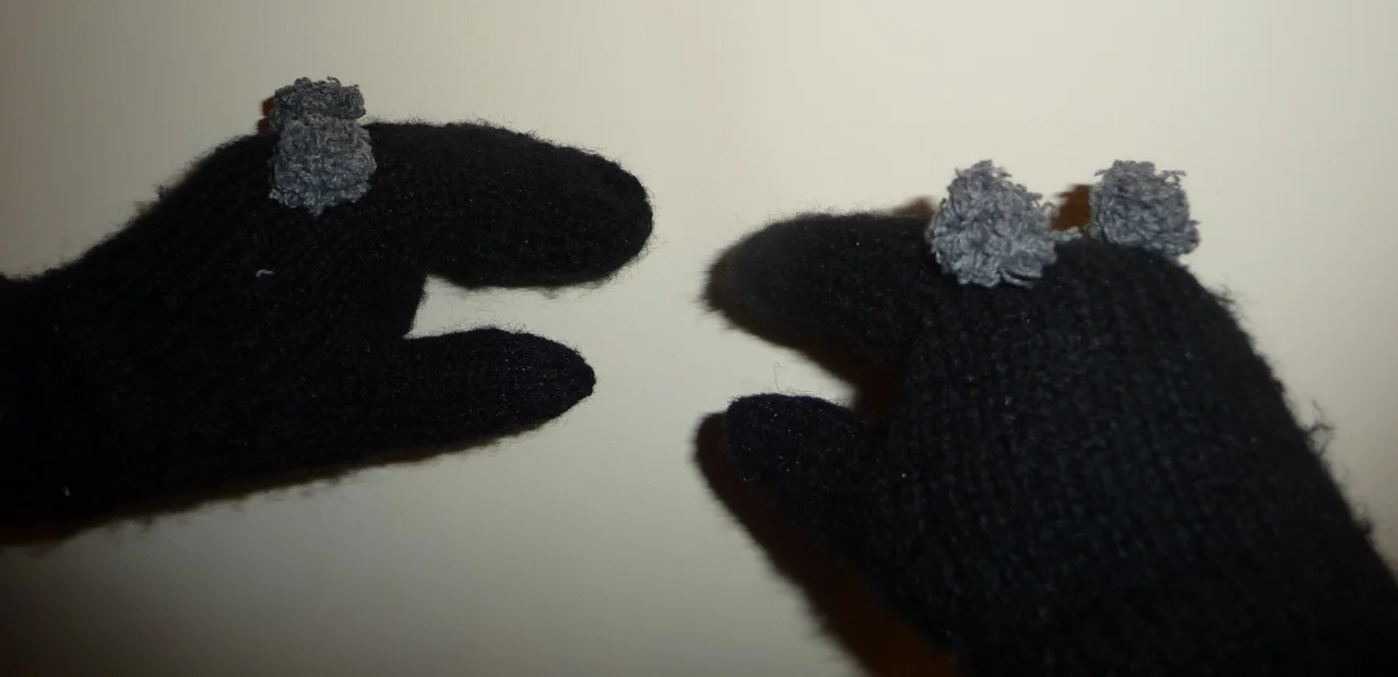 Rękawiczki z rękawa swetra - pacynki - krok po kroku
