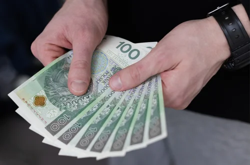 900 złotych do wypłaty w kwietniu! Pracodawca może wypłacić tym osobom nawet wyższy dodatek