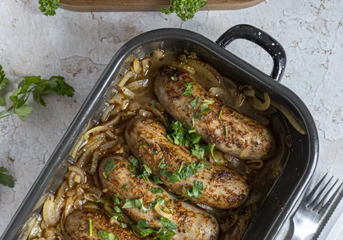 Pieczona w piwie biała kiełbasa