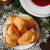 Pieczone pierogi z kapustą i pieczarkami do czerwonego barszczu