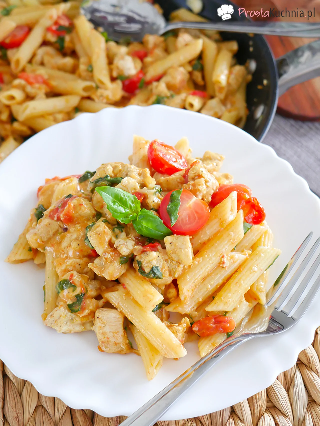 Kurczak z makaronem, pomidorkami i bazylią