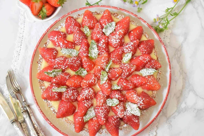 Krucha tarta z kremem i truskawkami